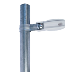 Aislador de paso o esquina de color Blanco con abrazadera incluida de 33-38mm para uso en tubería de malla ciclónica. Aislador de paso o esquina de color Blanco con abrazadera incluida de 33-38mm para uso en tubería de malla ciclónica.